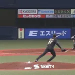 オリックス・曽谷、折れたバットが胸部に直撃 担架で運ばれる