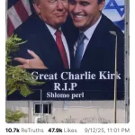 【画像】トランプ大統領、チャーリー・カークの巨大ポスターを作ってご満悦wwww