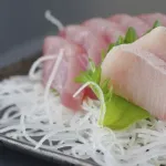 刺身に入ってる大根の千切り食べる奴ｗｗ