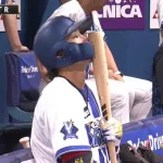 DeNA2位浮上へ度会が2試合連続ホームラン！ バットに感謝のキッス