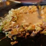 【悲報】東京人「大阪の食いもん汚い。下品w」日本人「もんじゃ焼きってゲロだよね」
