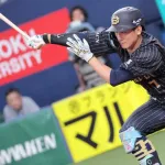 西川龍馬『隠れ首位打者』が打率1位浮上！カープ小園にエール「あいつも似たようなタイプ」