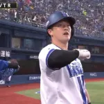リハビリ中のDeNA牧と宮﨑、CS間に合う！　左手親指の術後初対応の牧「今は問題なく動けています」