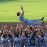 巨人2軍、2年ぶり29度目の優勝！　就任2年目の桑田監督は初胴上げで3度宙を舞う