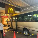 【悲報】マクドナルド店舗にマイクロバスが突っ込んでしまう……😢　千葉・松戸市