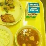 彡(^)(^)「給食のフクラギの梅味噌焼き美味いなぁ」→彡()() 児童生徒約100名にアレルギー症状