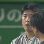 ヤクルト・奥川、危険球退場　岡本へ頭部死球