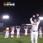 楽天、あるぞ逆転3位！ 2試合連続延長サヨナラ勝ちで2.5ゲーム差