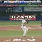 【ヤクルト対巨人23回戦】巨人・岸田が右胸付近に死球を受けて負傷交代…代走・小林