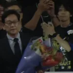【朗報】栗山英樹さん、中田翔引退セレモニーのビデオメッセージで「今日見に行きたかったけど、球場に行けなくて申し訳ない…」→サプライズで登場