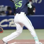 村上宗隆さんが第1打席に1度も振らずに見逃し三振したあと交代された件