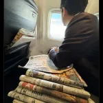【画像】小泉進次郎44歳「移動中は新聞を紙で読むのが日課なんだよなぁ…。😁」