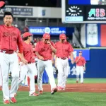 カープファン&DeNAファンが『石井琢朗の応援歌』を合唱!雨天中断時のハマスタ最終戦で〝エール交換〟的名シーン