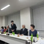 【悲報】高市早苗(次期首相)さん、ティシューの上にケーキを直置きしてしまう