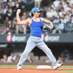 【日本ハム】武田真治「体にオイルを塗ったらボールが滑ってしまった」ファーストピッチで大爆笑