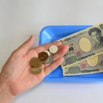 【草】いまだに現金払いしてる奴ｗｗｗｗｗｗ