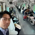 【写真あり】小泉進次郎さん、普通に電車で移動する庶民派と判明