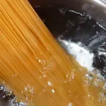 パスタ100gすくなっ！200g茹でたろ！ｗ→いや、200gも茹でたボケ誰やねん…←これ