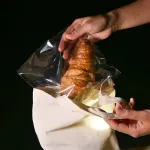 【悲報】余ったパンを持ち帰ろうとした給食のおばちゃんが懲戒免職。退職金1100万円を失う
