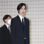 清水尋也被告、保釈　警察署玄関で懺悔　１０秒以上頭下げる　黒スーツで「ファンの皆様を裏切る形となり反省しております」