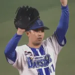 【DeNA対巨人24回戦】ＤｅＮＡ・東が緊急降板　ベンチに異変を合図　トレーナーとともにベンチ裏へ下がる