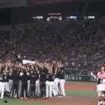 ソフトバンク・小久保監督が７度、中を舞う　就任から２年連続リーグ制覇　孫オーナーも５度舞う