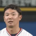 巨人・岡本和真が死球で苦笑い　前回頭部死球の奥川が再び、表情凍り付く　球場騒然
