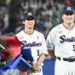 【朗報】高津「ムネ、お前アメリカ行くのか？」村上「ﾆｯｺﾘ」