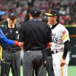 【日本ハム】新庄監督、メンバー票交換で粋な花束サプライズ　小久保監督も満面の笑み