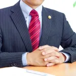 弁護士の年収の中央値、2800万(2000年)→2000万(2010年)→1400万(2020年)→700万(2025年)