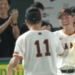田中将大、ついに200勝達成！ 坂本勇人が花束贈呈「おめでとう！」