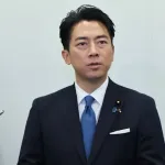 記者「ペーパーレスを謳うあなたが大量の紙を持ってる」小泉進次郎「その違和感がいいじゃないですか」