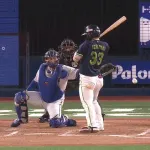 藤浪、内山の背中を通過する大暴投