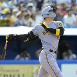 佐藤輝明さん、39本塁打99打点で残りあと一試合…