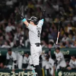 阪神・佐藤輝が特大一発で４０号到達！確信歩きの一撃　リーグ最終戦で球団３人目の「４０本塁打、１００打点」も達成、スタンドはどよめきおさまらず　甲子園大歓声