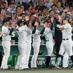 阪神のシーズン最終戦は熱狂づくし！佐藤輝明が40号＆100打点　村上頌樹は三冠確実　原口文仁は代打→一塁手→捕手