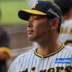 引退を表明してる原口文仁、9回表にキャッチャーとして守備位置に！！！ただし岩貞四球