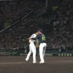 阪神・原口の引退セレモニーの記念写真に青柳も加わる