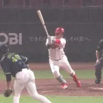 小園海斗、2打数2安打！！ 最高出塁率争いが丸く収まるｗ