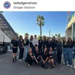 【MLB】大谷の妻・真美子さんが夫人会の写真に登場　黒系の服で統一されている中、1人だけ白い服で存在感