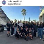 ドジャース婦人会、全員黒い服で統一してる中で大谷真美子さんだけ白い服