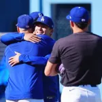 山本由伸の足を引っ張ったドジャース選手、なぜか皆山本を抱きに行く