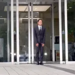 【動画】草間リチャード敬太の釈放謝罪、自動ドアが閉まったり閉まったり開いたり閉まったり開いたりする