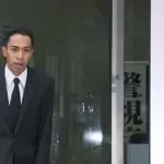 【動画】リチャードの釈放謝罪、自動ドアが閉まったり閉まったり開いたり閉まったり開いたりする