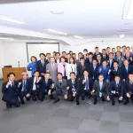 【画像】三原じゅん子、小泉陣営敗戦後の慰労会集合写真でなぜか顔を隠してしまうwwwwwwwwww