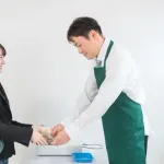 【悲報】コンビニ店員「コンビニの仕事はメチャクチャ大変！！給与上げるべき」←これｗｗｗｗｗｗｗｗｗ
