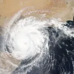 【朗報】気象庁がドヤ顔で遅報出した台風22号、何もしないで帰りそうｗｗｗｗｗｗｗｗｗｗ