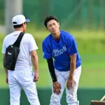 右足を引きずりながら病院へ…中日・森駿太にアクシデント　試合後練習で負傷か、しばらく倒れ込む