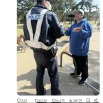 【画像】奈良公園に超巨大警官が現れるwwww