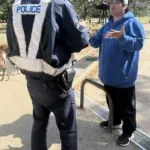 【画像】奈良公園に身長230センチの超巨大警官が現れるｗｗｗｗｗｗｗｗ